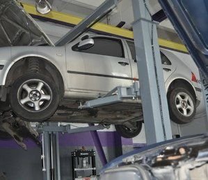 автомобиль на подъемнике