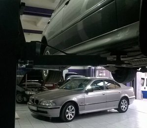автомобиль на подъемнике в ремонте